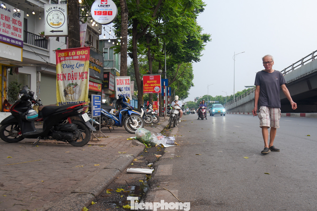 "Rác vứt tràn lan ở đây diễn ra rất nhiều làm cho tuyến đường này nhếch nhác, thường xuyên bốc mùi rất khó chịu", ông Lê Hữu Mạnh (quận Hai Bà Trưng) chia sẻ.