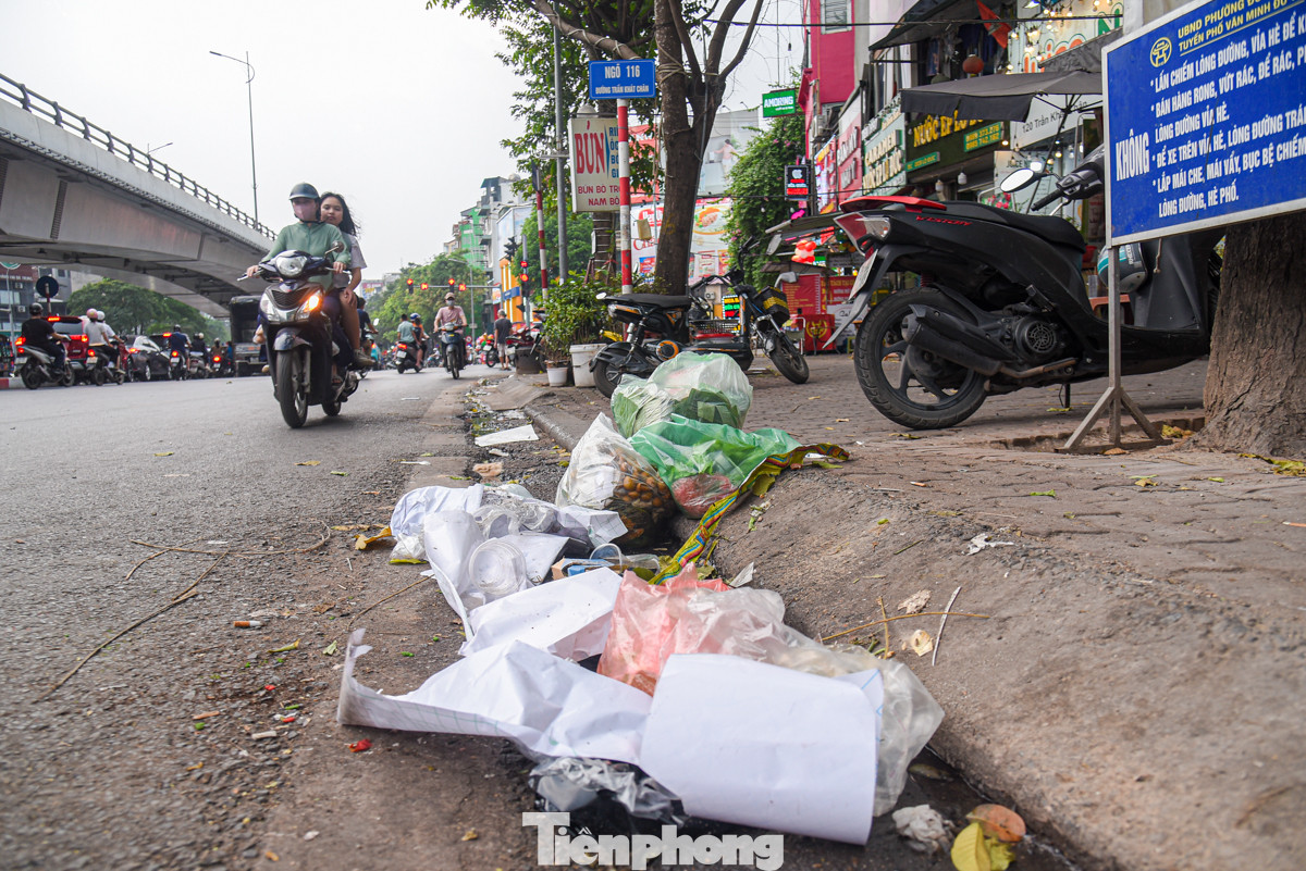 "Rác vứt tràn lan ở đây diễn ra rất nhiều làm cho tuyến đường này nhếch nhác, thường xuyên bốc mùi rất khó chịu", ông Lê Hữu Mạnh (quận Hai Bà Trưng) chia sẻ.
