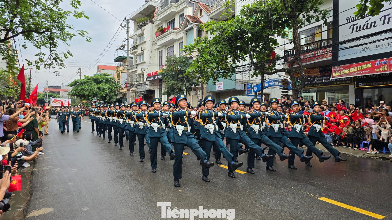 Đoàn diễu hành đi qua các đường phố Điện Biên Phủ trong sự reo hò, phấn khích của người dân.