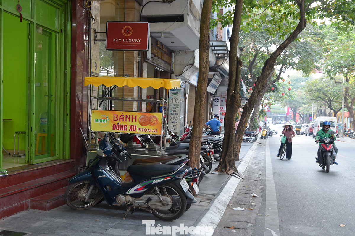 Tại một góc phố Nguyễn Trường Tộ (quận Ba Đình, Hà Nội), một xe đẩy bán bánh đồng xu phô mai đã được dọn vào một góc, không còn được sử dụng.