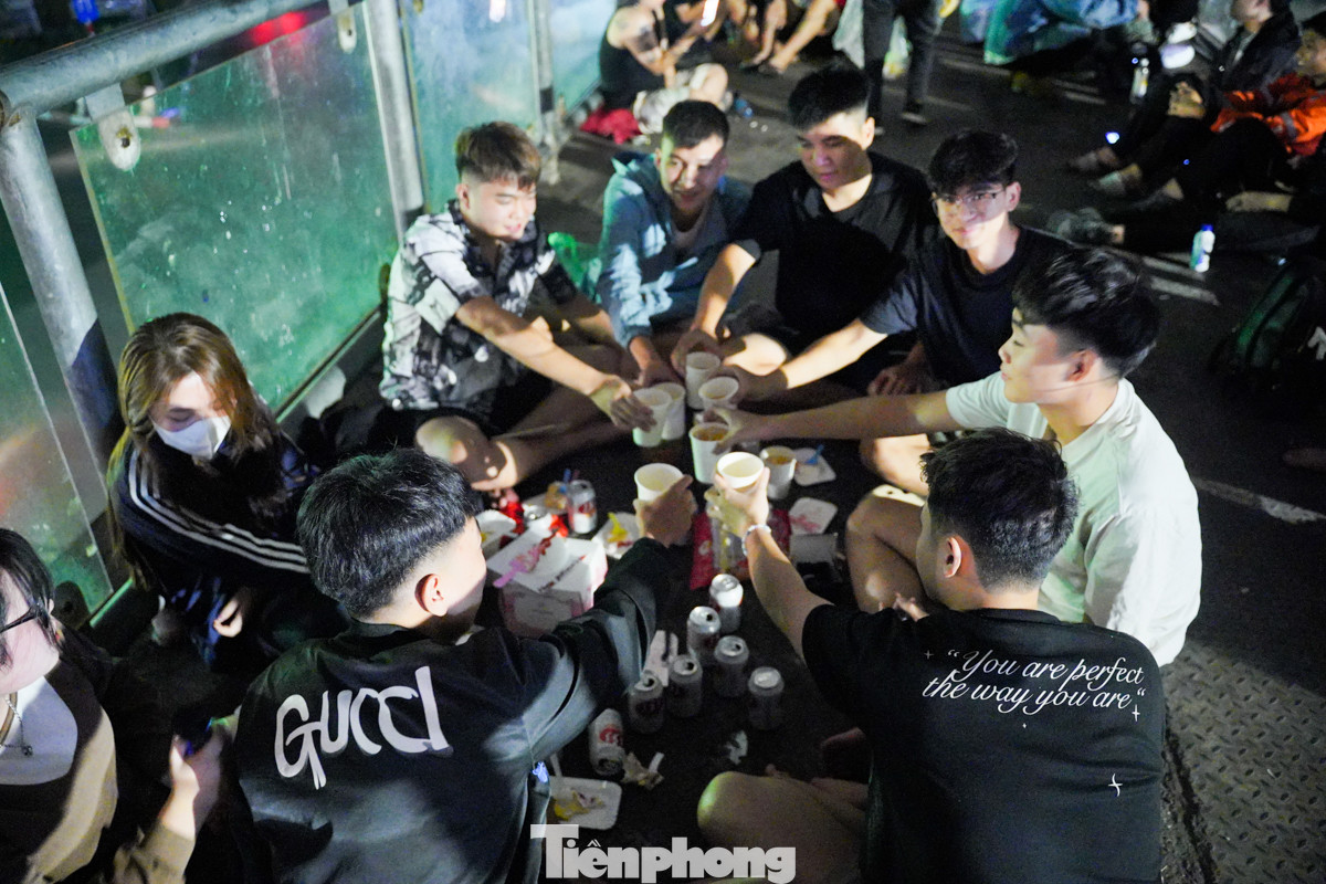 Nhóm bạn trẻ mang cả thùng bia lên cầu vượt để ăn nhậu, "lý do là ngồi trên cầu rất mát mẻ và có view đẹp", một nam thanh niên tên Khang hồn nhiên chia sẻ.