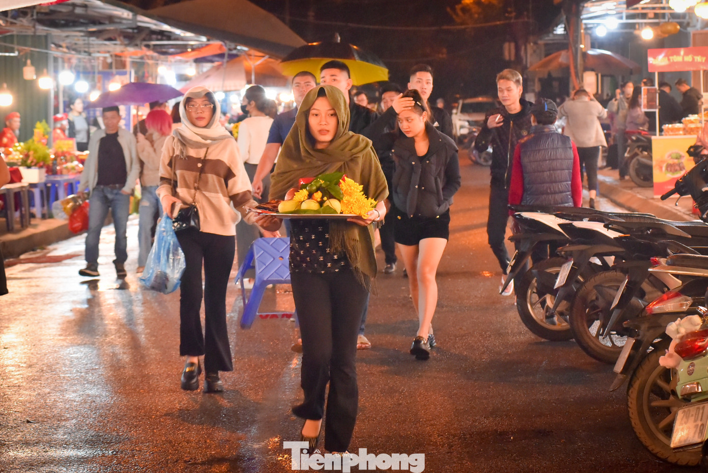 Theo quan niệm của nhiều người, dâng lễ vào thời khắc đầu tiên trong ngày cuối cùng của năm cũ sẽ mang lại sự linh thiêng hơn, công việc kinh doanh sẽ thuận lợi trong năm mới.