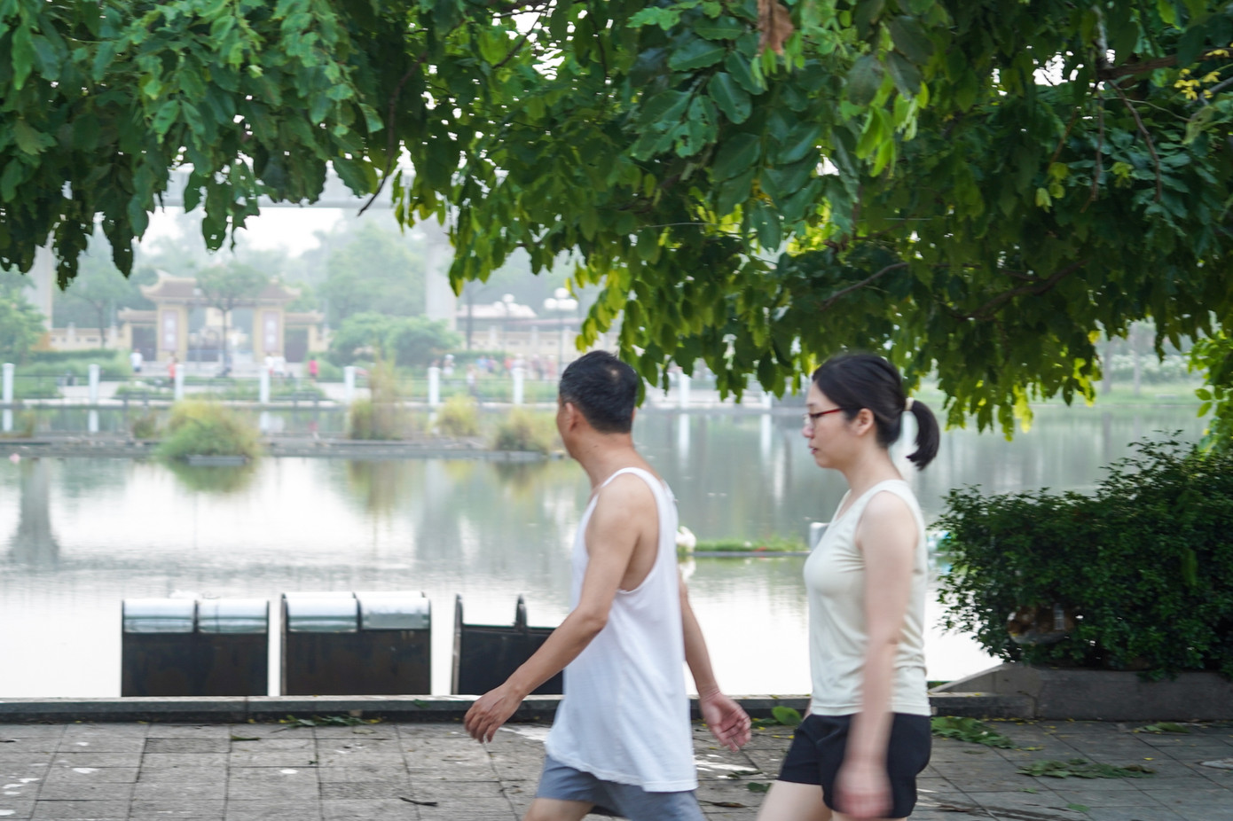 Ông Nguyễn Văn Kiếm (Cầu Giấy, Hà Nội) cho biết: “Sáng nay đến tập thể dục thì thấy nước ngập quá, không đi lại được như mọi hôm. Tập thể dục kiểu này cũng… hơi vất vả".