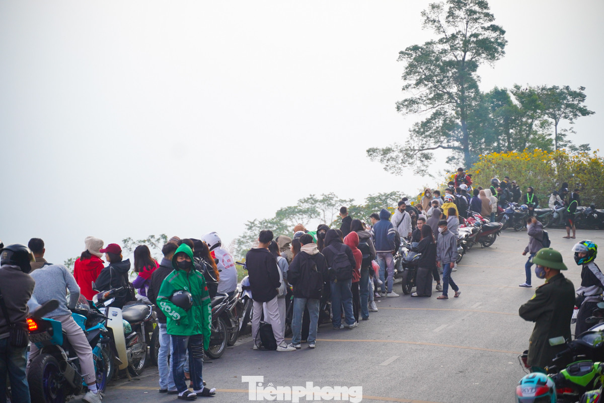 Gần 6 giờ sáng, dòng người xếp hàng dài trên sườn núi chờ khoảnh khắc biển mây xuất hiện.