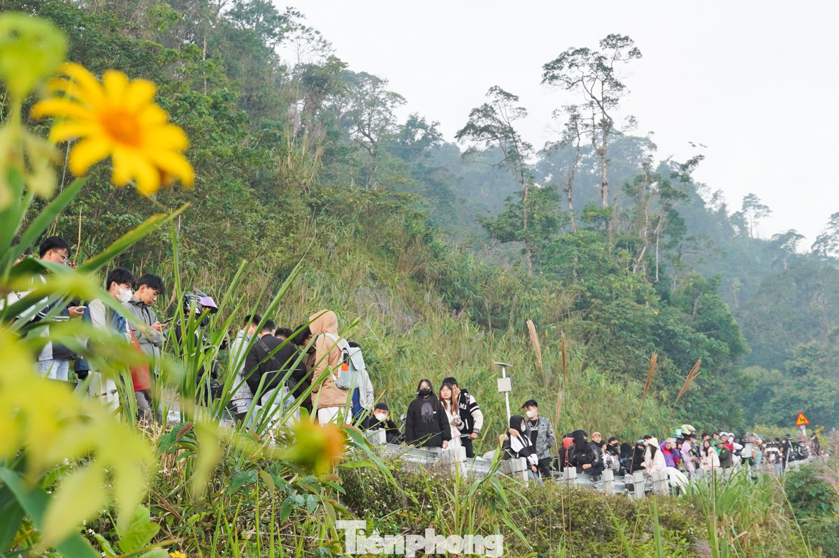 Gần 6 giờ sáng, dòng người xếp hàng dài trên sườn núi chờ khoảnh khắc biển mây xuất hiện.