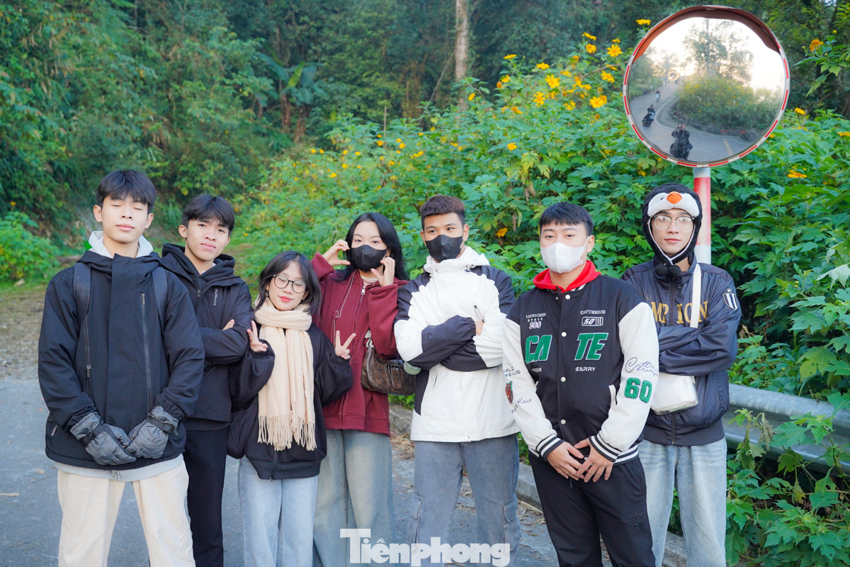 "Nhóm mình có 7 người, hôm nay lên đây chủ yếu để săn mây và chụp ảnh với hoa dã quỳ. Tiếc là mây hôm nay không có nên bọn mình chuyển qua check-in với hoa, tận hưởng tiết trời cuối tuần", bạn Ánh (một thành viên trong nhóm) cho biết.