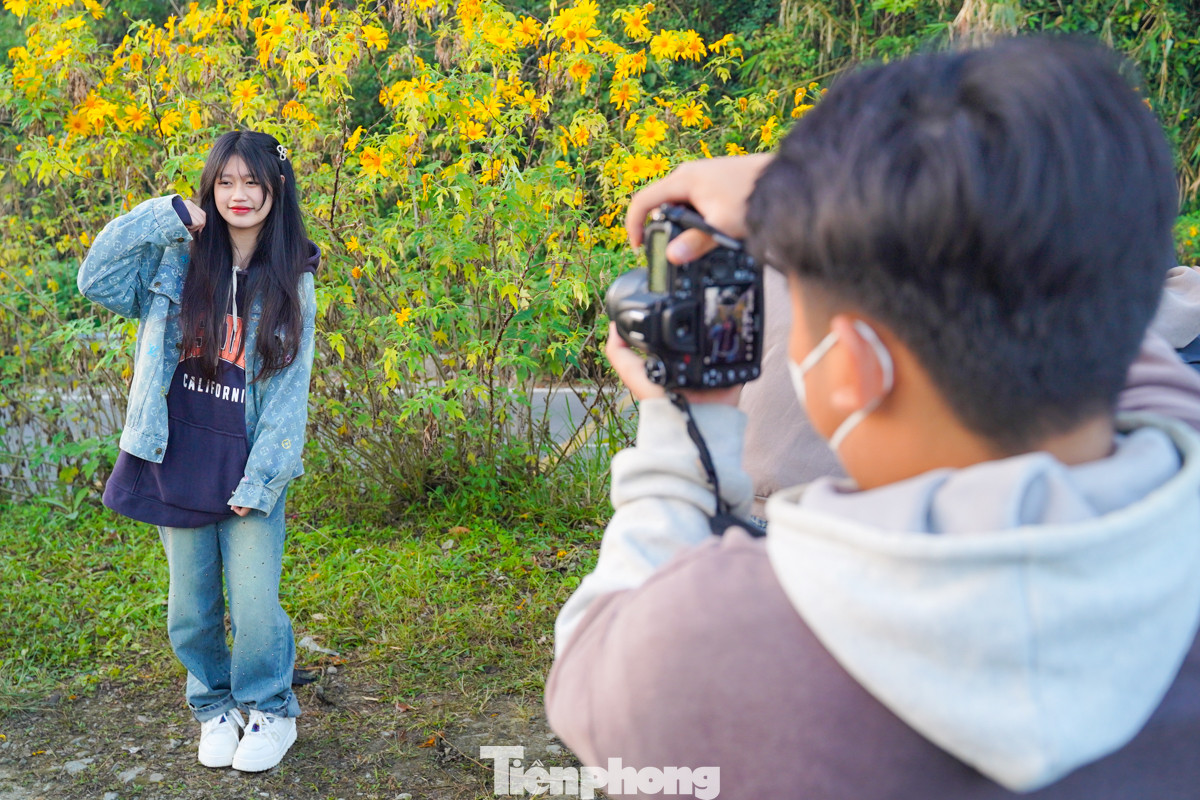 "Đây là lần đầu mình lên đây để chụp ảnh với hoa dã quỳ, mình thấy hoa rất đẹp. Thời tiết cũng mát mẻ nên rất dễ chịu", bạn Bích Phượng (Thạch Thất) cho hay.