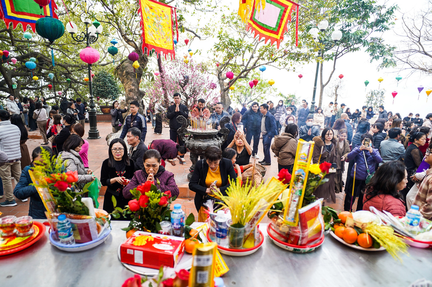 Phủ Tây Hồ là một trong những địa điểm tâm linh quan trọng trong đời sống tinh thần người Hà Nội. Vào ngày Rằm, mùng 1 hàng tháng, người dân thường đến đây để thắp hương, dâng lễ cầu bình an.