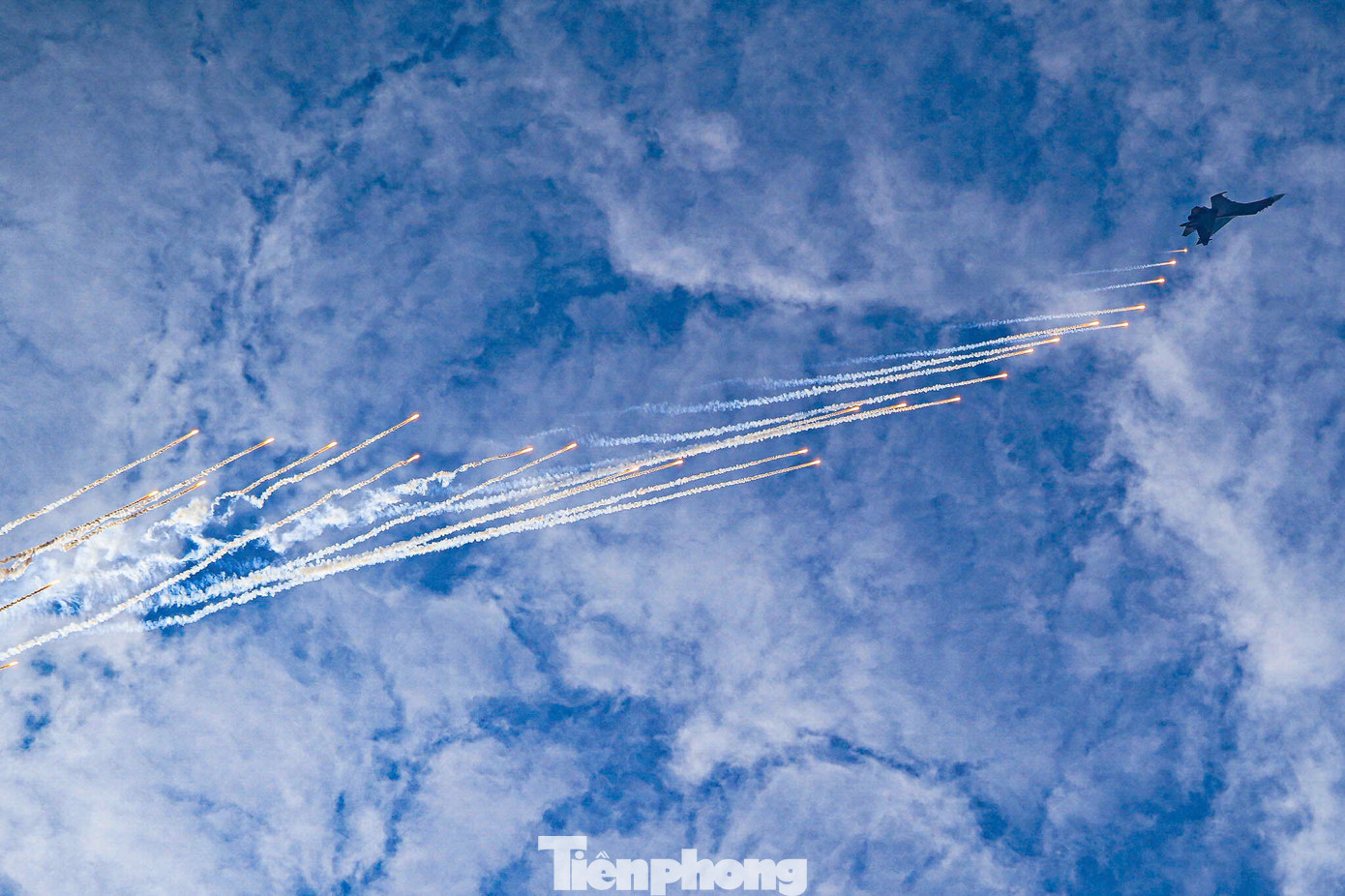 Su-30MK2 thả bẫy nhiệt trên bầu trời Hà Nội.