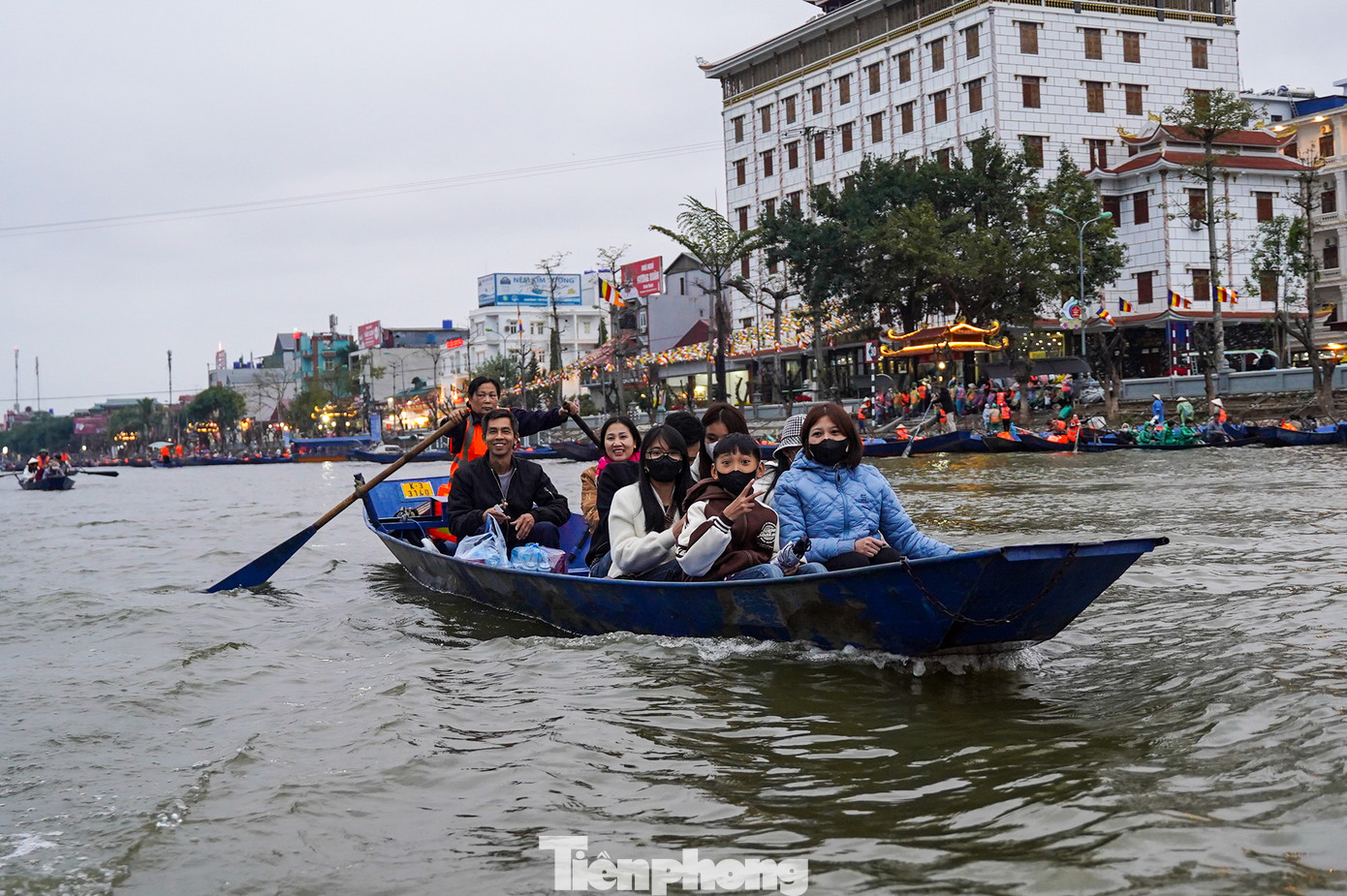 Người dân sau khi qua cửa soát vé ngay lập tức được sắp xếp lên đò đi ngay mà không cần chờ đợi.