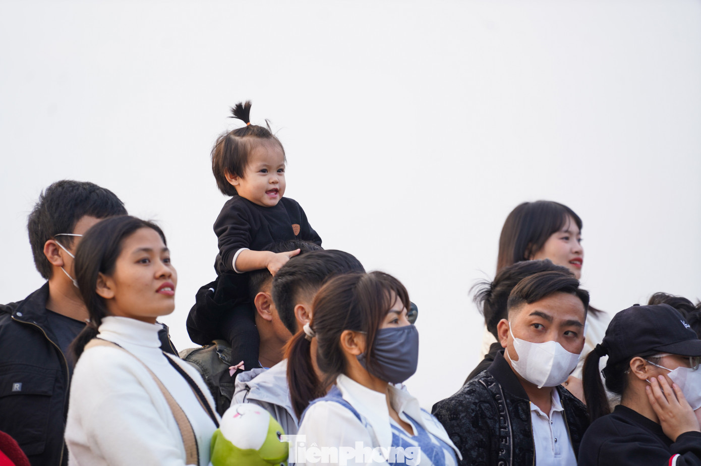 Màn tranh đấu thu hút sự quan tâm của người dân các thôn và du khách thập phương.