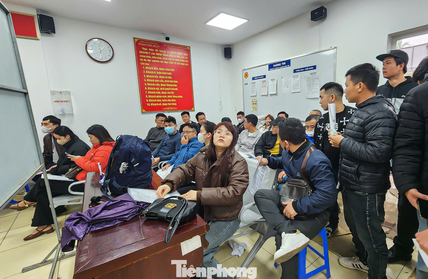 Phía bên trong khu vực cấp, đổi GPLX đông kín người dân ngồi chờ đến lượt được xử lý hồ sơ.