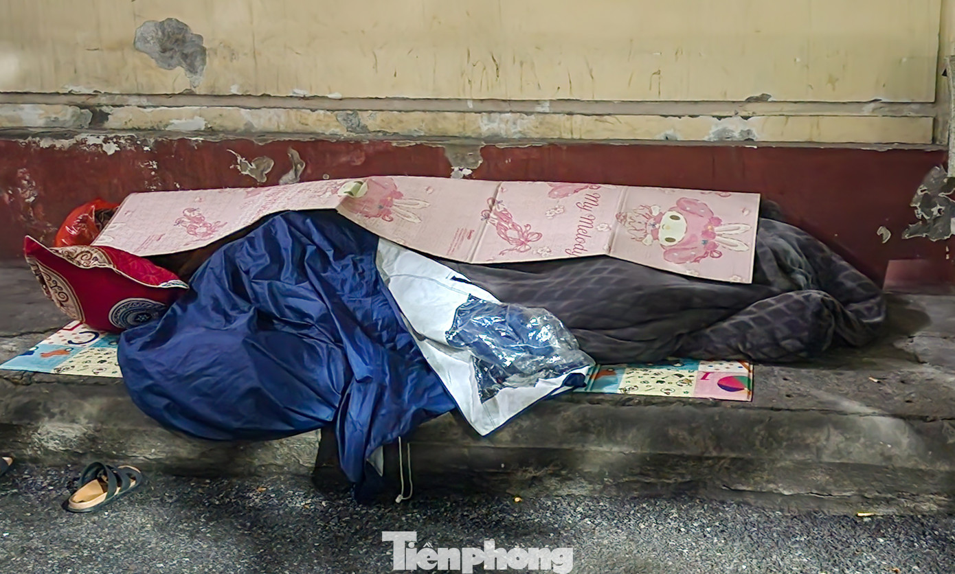 Một số người phải 'đắp' tạm áo mưa, bìa carton... trong lúc ngủ để giữ ấm cơ thể.