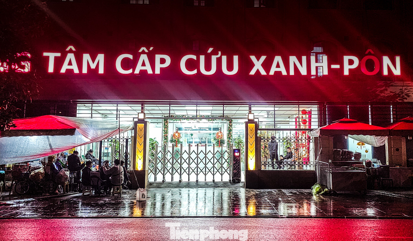 Tại Trung tâm cấp cứu Bệnh viện Đa khoa Xanh-Pôn (quận Ba Đình) lúc 3h sáng, nhiều người nhà bệnh nhân vẫn túc trực. Tất cả đều hướng về cửa ra vào, hy vọng bác sĩ sẽ mang tin vui về tình trạng bệnh nhân.