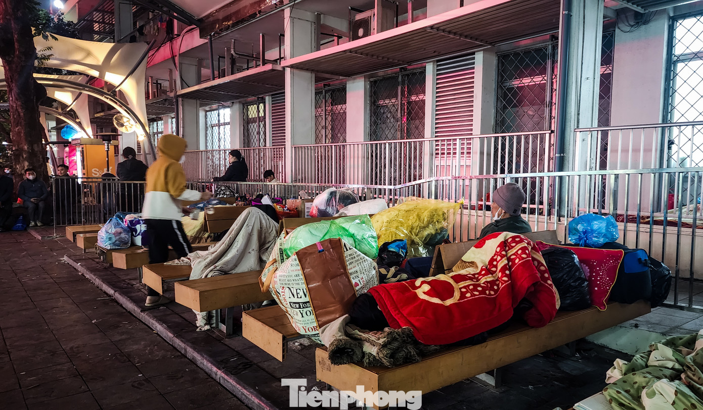 Những hàng ghế đá có mái che, hành lang trở thành chỗ ngủ tạm thời của người nhà bệnh nhân.