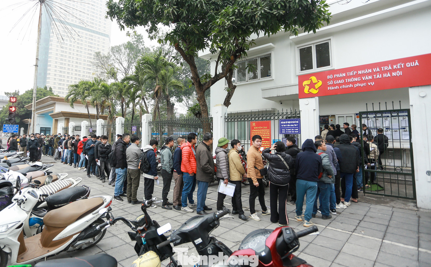 Theo ghi nhận của PV Tiền Phong, từ trưa 17/2, rất đông người dân đã đến xếp hàng tại điểm cấp, đổi GPLX của Sở Giao thông vận tải Hà Nội (số 2 Phùng Hưng, quận Hà Đông) để làm các thủ tục, cấp đổi GPLX sắp hết hạn.