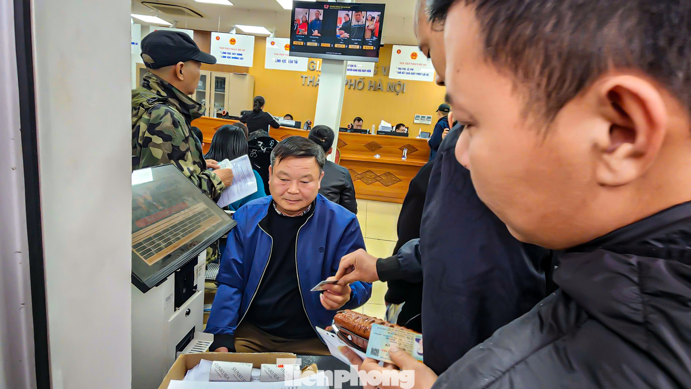 Anh Nguyễn Anh Tuấn (Thường Tín, Hà Nội) cho biết: "Bằng lái xe của tôi còn 2 tháng nữa mới hết hạn, nhưng tôi vẫn tranh thủ đến đây để đổi. Tôi đã đến từ sáng sớm và đến 14h vẫn chưa thể lấy được số thứ tự để làm hồ sơ".