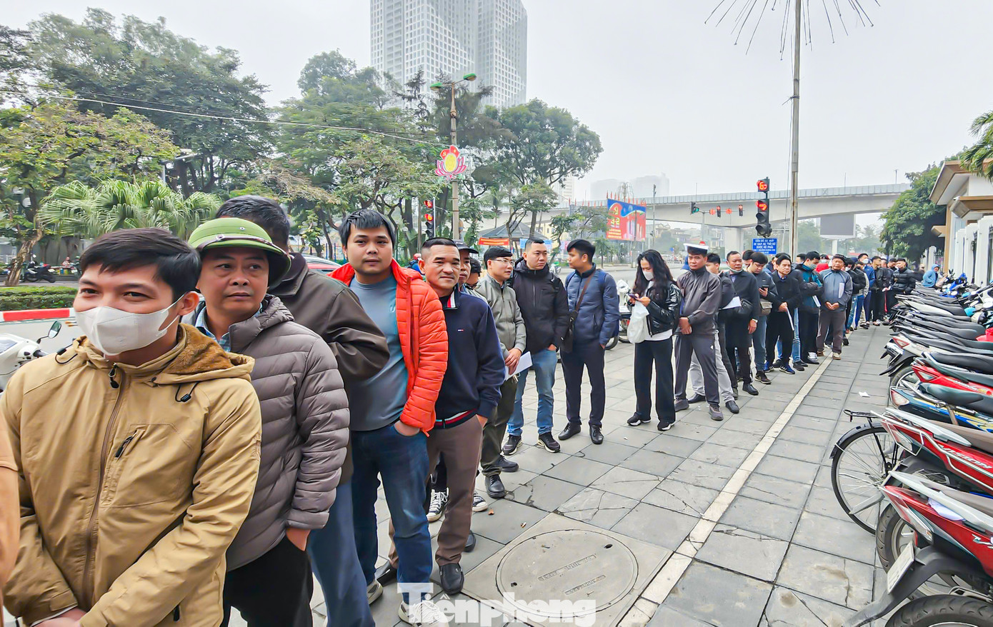 Gần 14h, nhân viên của Sở GTVT thông báo hết số thứ tự, nhiều người phải ra về.
