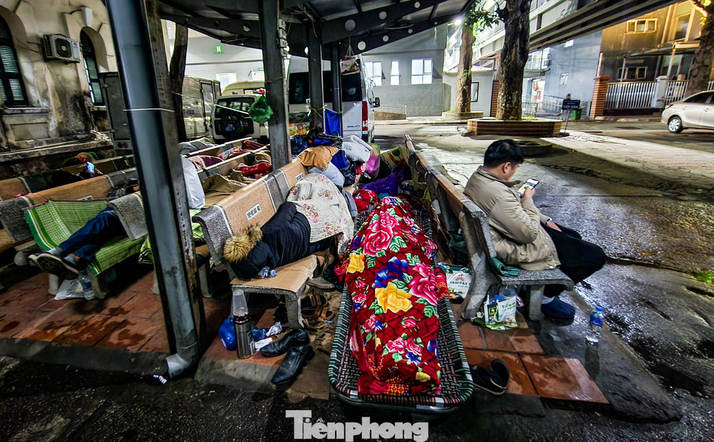 Ai nấy đều thấp thỏm trong đêm chờ tin người nhà.