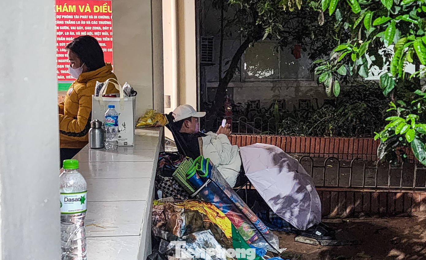 Chăn, chiếu được người nhà mang theo khi đến viện. Nhiều người thức suốt đêm không chợp mắt để "bác sĩ gọi là có mặt ngay lập tức".