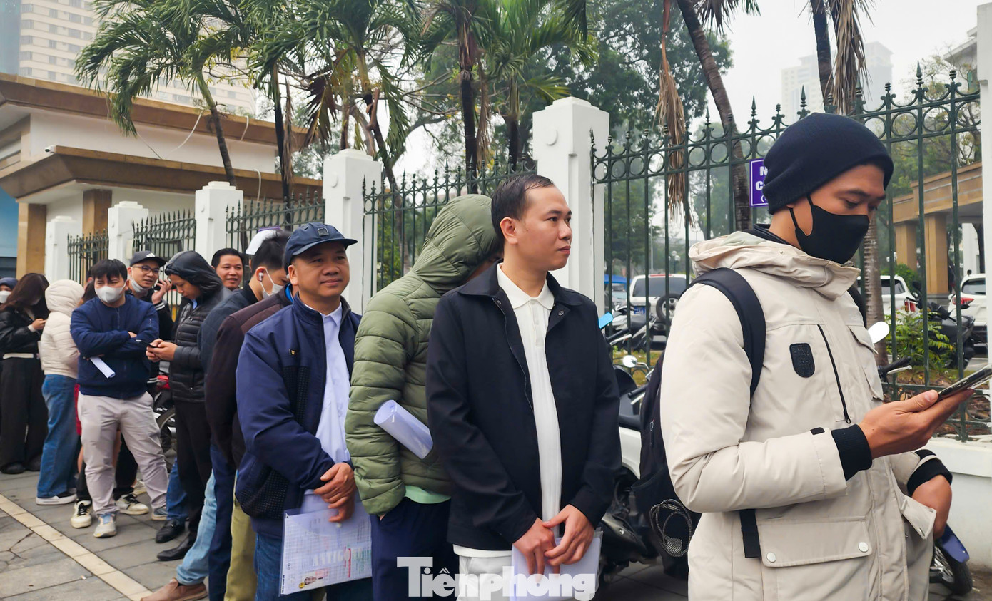 Anh Nguyễn Văn Thức (người thứ hai mặc áo đen đang xếp hàng) chia sẻ: "Tôi chờ từ 6h sáng đến 14h chiều vẫn chưa xong được. Tôi lo lắng việc sau này thủ tục có gì thay đổi nên tranh thủ đi làm luôn".