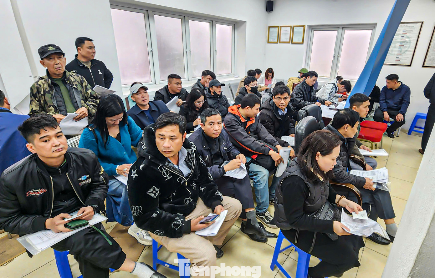 Anh Nguyễn Anh Tuấn (Thường Tín, Hà Nội) cho biết: "Bằng lái xe của tôi còn 2 tháng nữa mới hết hạn, nhưng tôi vẫn tranh thủ đến đây để đổi. Tôi đã đến từ sáng sớm và đến 14h vẫn chưa thể lấy được số thứ tự để làm hồ sơ".