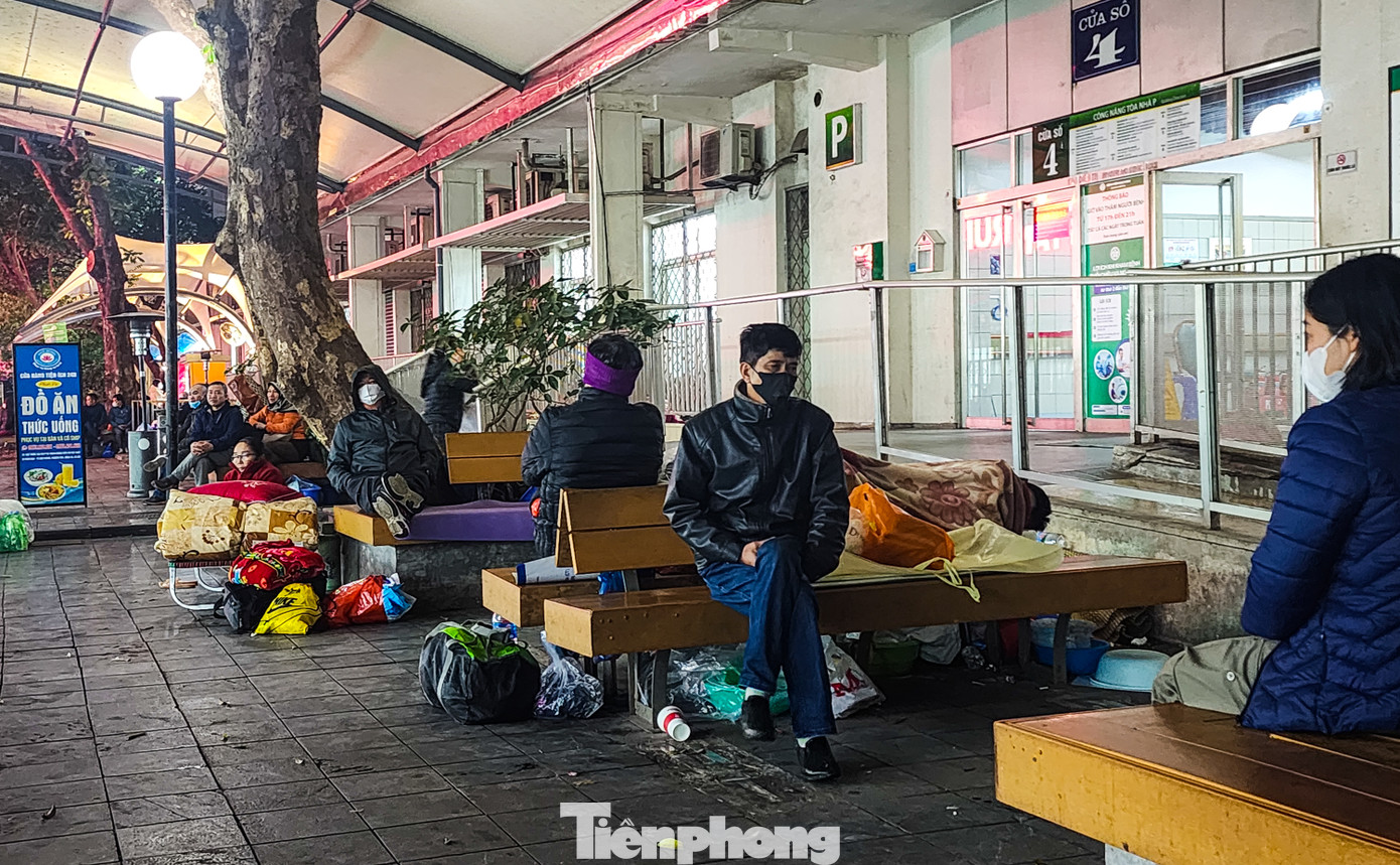 23h ngày 16/2, Hà Nội có mưa nhỏ, trời lạnh, nhiệt độ còn khoảng 14 - 16 độ. Rất đông người có thân nhân cấp cứu tại Bệnh viện Bạch Mai phải túc trực bên ngoài sân, hành lang, ghế đá và gầm cầu thang...