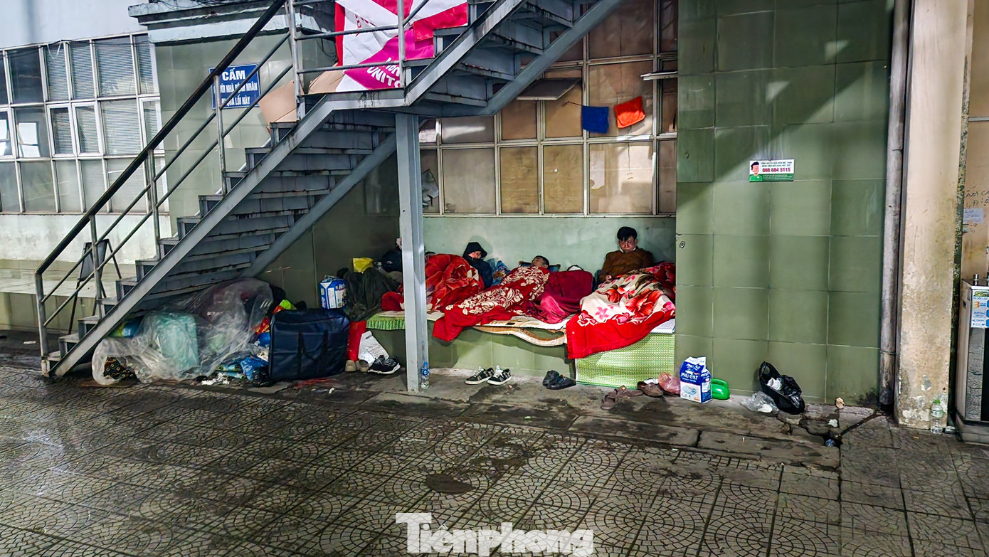 Nhiều người co ro ngủ dưới gầm cầu thang trong đêm mưa lạnh.
