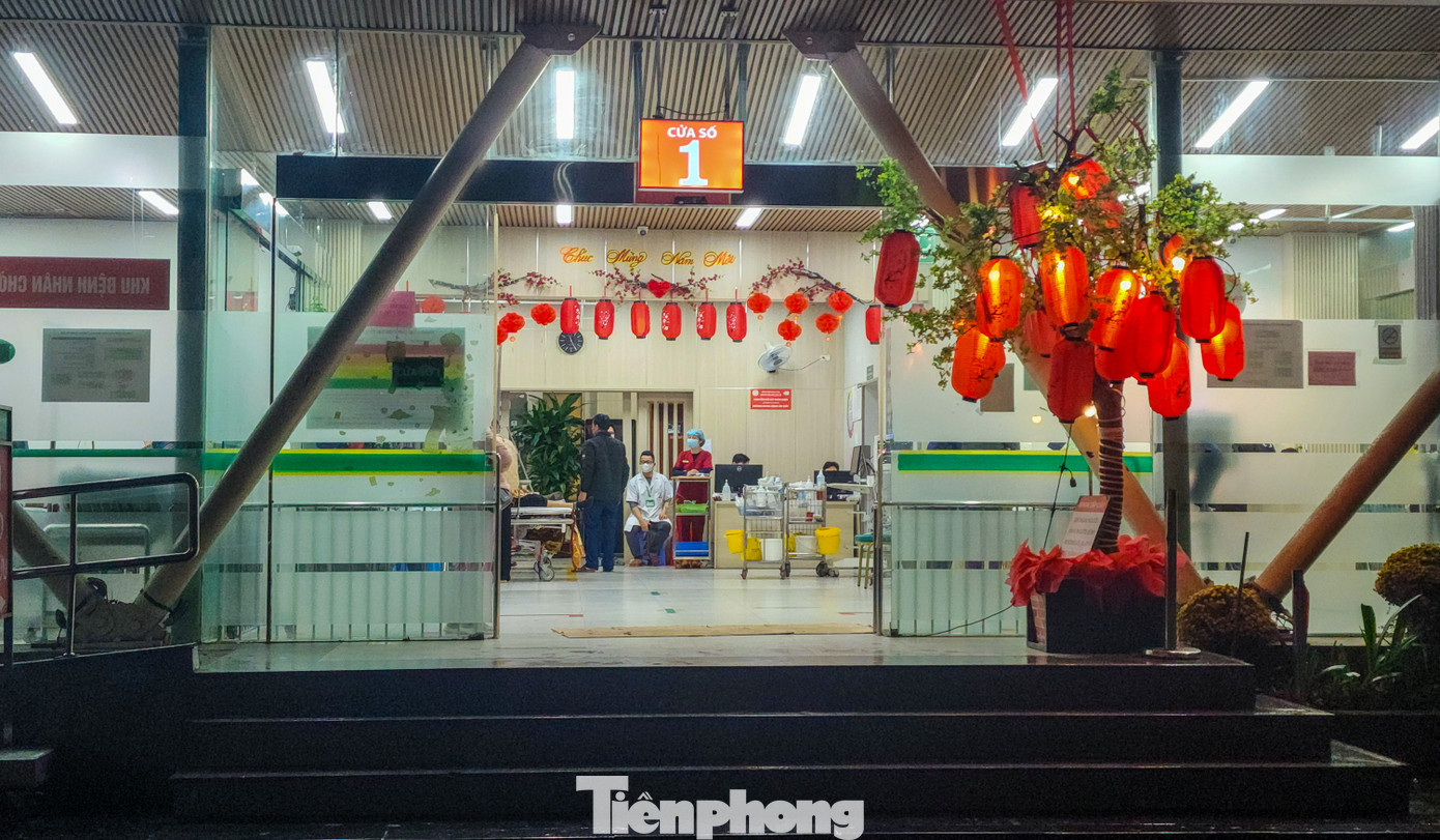 Những hàng ghế đá có mái che, hành lang trở thành chỗ ngủ tạm thời của người nhà bệnh nhân.