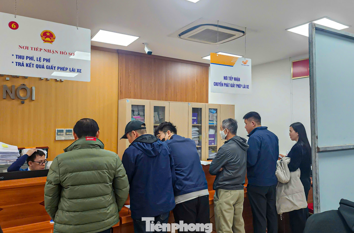 Phía bên trong khu vực cấp, đổi GPLX đông kín người dân ngồi chờ đến lượt được xử lý hồ sơ.