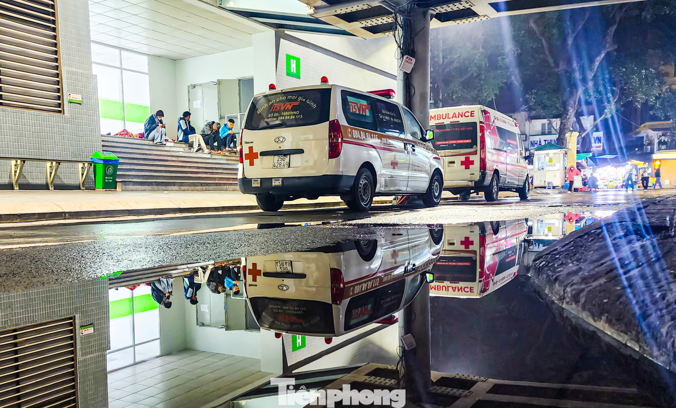 2h sáng tại bệnh viện Hữu Nghị Việt Đức (quận Hoàn Kiếm) không gian yên tĩnh. Thỉnh thoảng, tiếng còi xe cứu thương vang lên hoặc âm thanh của bác sĩ gọi người thân từ phòng cấp cứu, phòng mổ.