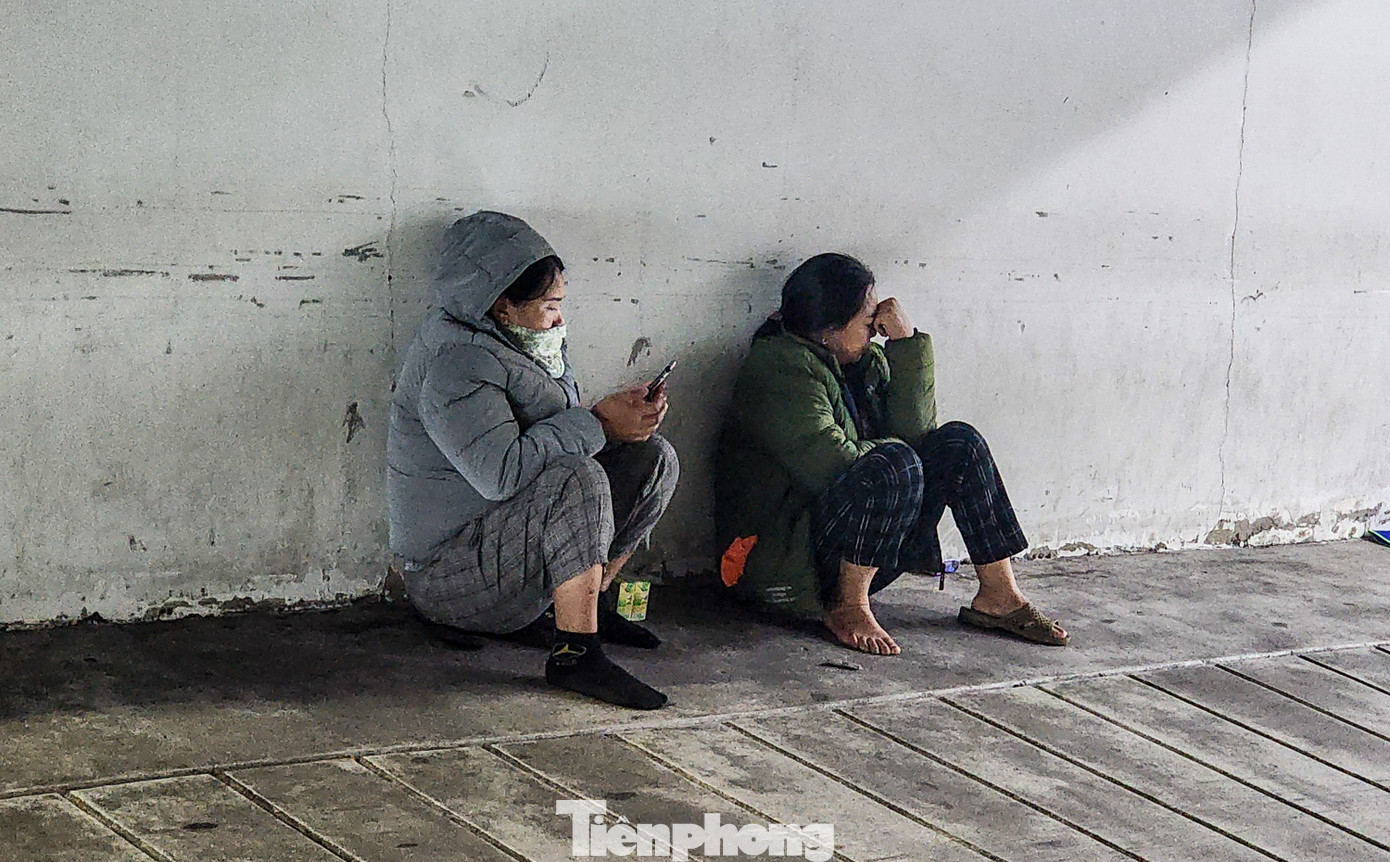 Cô Nguyễn Thị Loan ngồi khóc ở phía bên ngoài khuôn viên bệnh viện Việt Đức. "Tôi thấy lo cho mẹ, mẹ tôi bị ngất từ chiều. Ở đây từng phút trôi qua đều rất lâu, tôi chỉ mong có được tin tốt lành từ các bác sĩ".