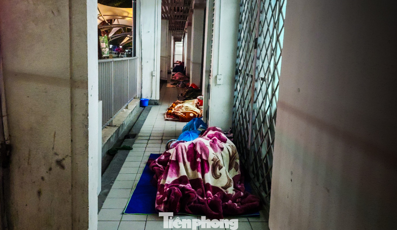 Những hàng ghế đá có mái che, hành lang trở thành chỗ ngủ tạm thời của người nhà bệnh nhân.