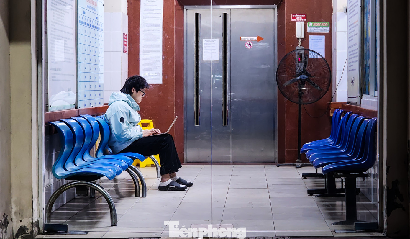 Anh Nguyễn Huy Bằng (quận Hai Bà Trưng) cho biết, ông nội của anh nằm viện từ trước Tết, hàng ngày, gia đình anh cử người thay ca để trông ông. "Tranh thủ đêm thức ở bệnh viện, tôi hoàn thành công việc của ngày mai. Tết vừa qua, ông tôi cũng đón Tết tại bệnh viện, hàng ngày có nhiều người đến thăm và chăm sóc ông để ông không cảm thấy buồn", anh Bằng nói thêm.