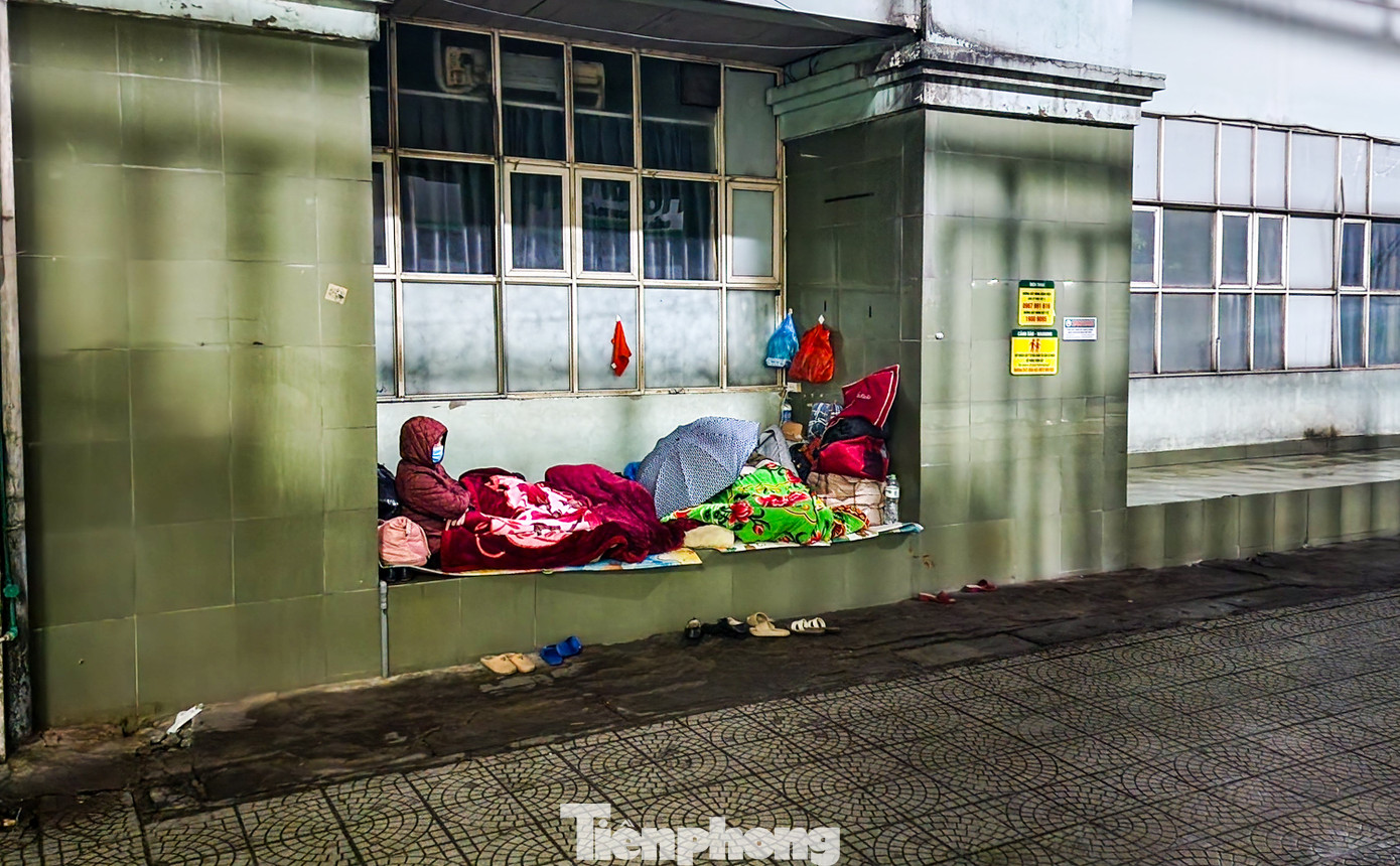 Ai nấy đều thấp thỏm trong đêm chờ tin người nhà.