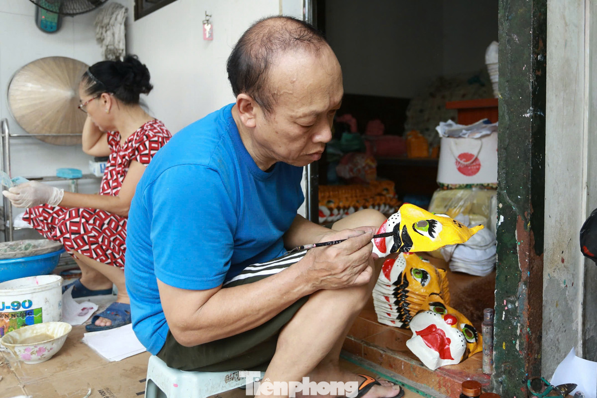 Nằm sâu trong ngõ 73 phố Hàng Than (quận Ba Đình, Hà Nội), hai vợ chồng ông Hòa được nhiều người xem là những nghệ nhân cuối cùng còn giữ được nghề chế tạo mặt mặt nạ giấy bồi thủ công ở phố cổ.