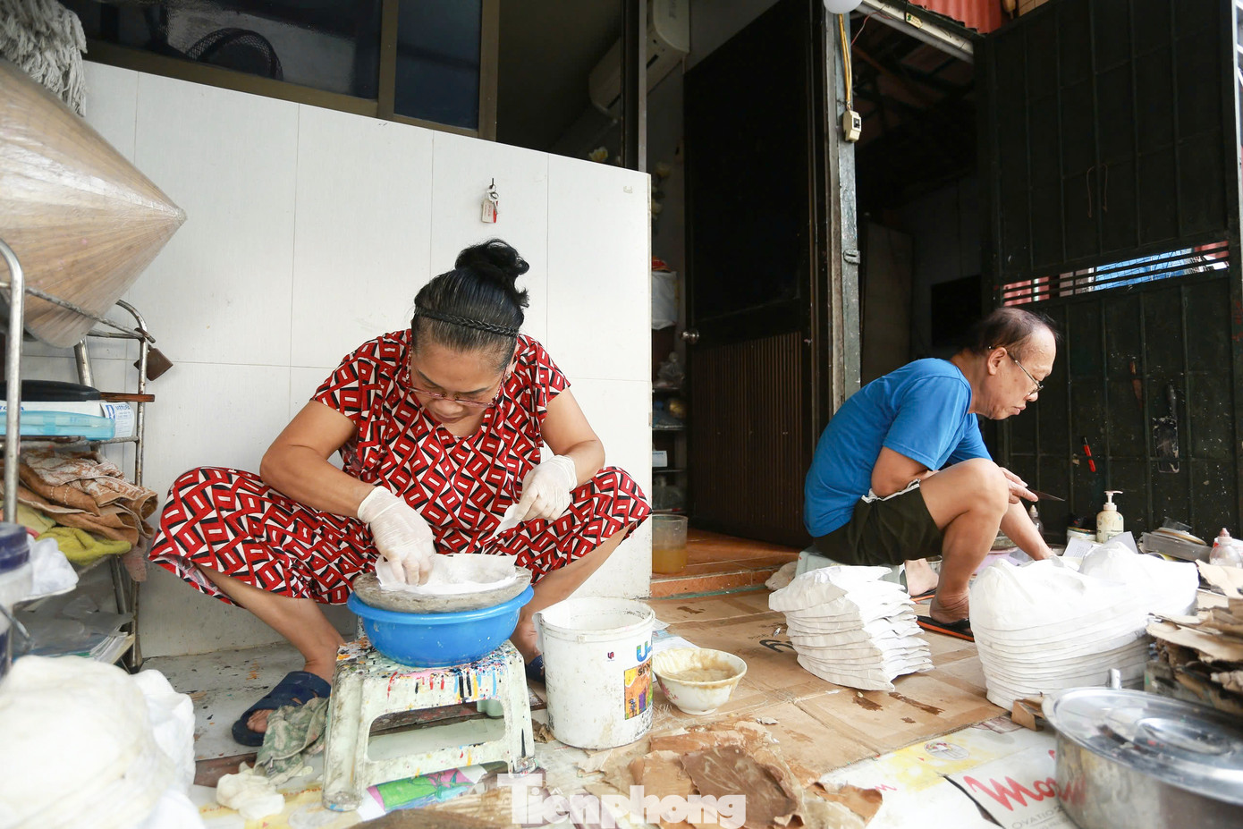 Sau hơn 4 thập kỷ gắn bó với nghề làm mặt nạ giấy bồi, vợ chồng ông Nguyễn Văn Hòa và bà Đặng Hương Lan là những nghệ nhân cuối cũng còn giữ được nghề ở phố cổ Hà Nội.