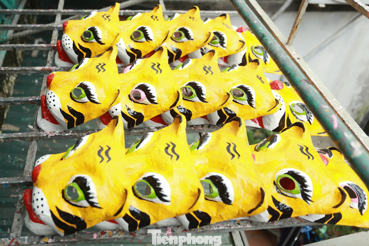 Bà Lan cho biết thêm, những hình dáng hiện đại chỉ có khoảng 7-8 mẫu, điểm mạnh của những loại này là bán được cả năm vì trẻ con rất thích. Ban đầu bà Hương từ chối làm tất cả các mặt nạ hiện đại, sau được ông Hòa thuyết phục thì bà cũng chấp nhận.