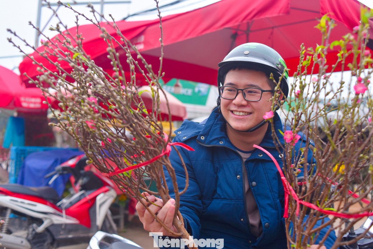 Anh Đình Trọng hào hứng khoe 2 cành đào mình vừa mua ở chợ Quảng Bá. "Năm nay nhà mình chơi cả đào, quất, sắp tới có mai mình cũng mua. Cả năm mới có ngày Tết thì phải đầu tư lớn chứ", Đình Trọng chia sẻ. Anh Đình Trọng hào hứng khoe 2 cành đào mình vừa mua ở chợ Quảng Bá. "Năm nay nhà mình chơi cả đào, quất, sắp tới có mai mình cũng mua. Cả năm mới có ngày Tết thì phải đầu tư lớn chứ", Đình Trọng chia sẻ.
