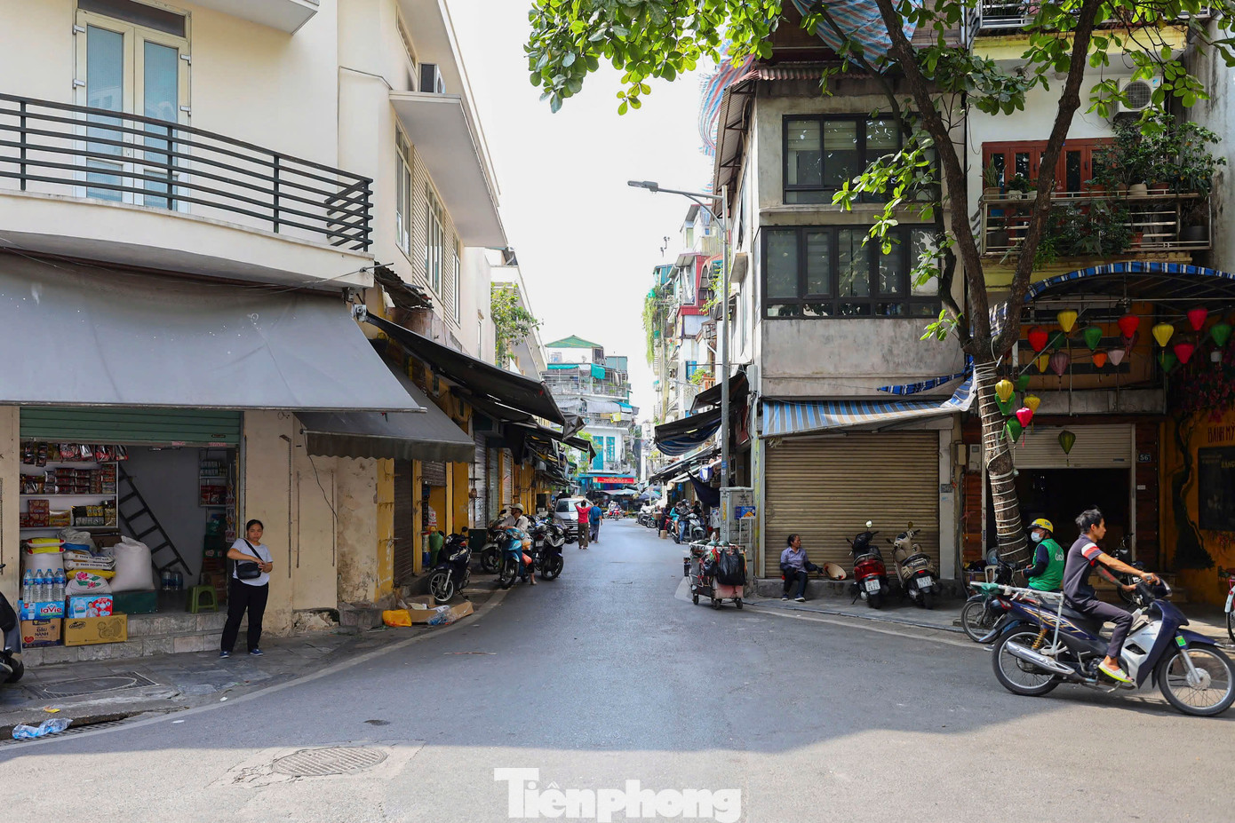 Ngày 3/6, ghi nhận của PV Tiền Phong, nhiều cửa hàng tại phố cổ Hà Nội như Hàng Ngang, Hàng Đào, Hàng Giấy, Hàng Giầy… bất ngờ "cửa đóng then cài".