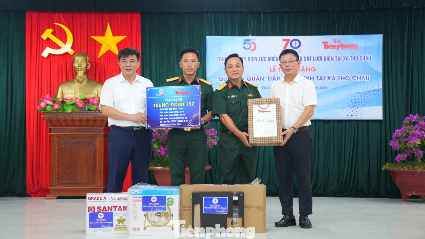Nhà báo Phùng Công Sưởng, Tổng biên tập Báo Tiền Phong cùng các đại diện Tổng công ty Điện lực miền Nam, Người đẹp Nhân ái Ngọc Mai tặng quà cho Trung đoàn 152 (Quân khu 9), các hộ gia đình chính sách, học sinh nghèo vượt khó... trên đảo Thổ Chu. Ảnh: Phạm Duy. Nhà báo Phùng Công Sưởng, Tổng biên tập Báo Tiền Phong cùng các đại diện Tổng công ty Điện lực miền Nam, Người đẹp Nhân ái Ngọc Mai tặng quà cho Trung đoàn 152 (Quân khu 9), các hộ gia đình chính sách, học sinh nghèo vượt khó... trên đảo Thổ Chu. Ảnh: Phạm Duy.