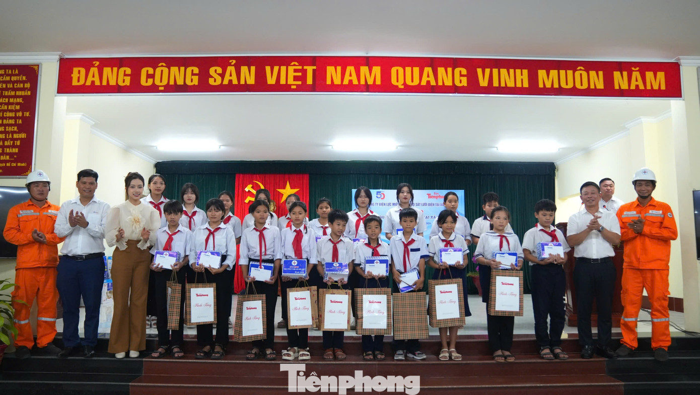 Nhà báo Phùng Công Sưởng, Tổng biên tập Báo Tiền Phong cùng các đại diện Tổng công ty Điện lực miền Nam, Người đẹp Nhân ái Ngọc Mai tặng quà cho Trung đoàn 152 (Quân khu 9), các hộ gia đình chính sách, học sinh nghèo vượt khó... trên đảo Thổ Chu. Ảnh: Phạm Duy. Nhà báo Phùng Công Sưởng, Tổng biên tập Báo Tiền Phong cùng các đại diện Tổng công ty Điện lực miền Nam, Người đẹp Nhân ái Ngọc Mai tặng quà cho Trung đoàn 152 (Quân khu 9), các hộ gia đình chính sách, học sinh nghèo vượt khó... trên đảo Thổ Chu. Ảnh: Phạm Duy.