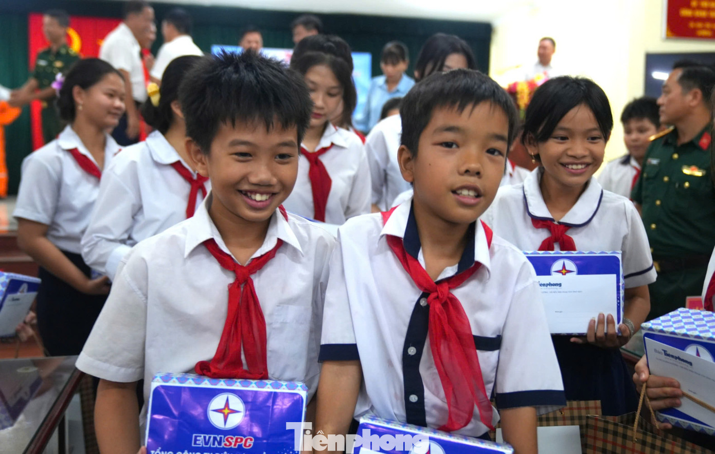 Nhà báo Phùng Công Sưởng, Tổng biên tập Báo Tiền Phong cùng các đại diện Tổng công ty Điện lực miền Nam, Người đẹp Nhân ái Ngọc Mai tặng quà cho Trung đoàn 152 (Quân khu 9), các hộ gia đình chính sách, học sinh nghèo vượt khó... trên đảo Thổ Chu. Ảnh: Phạm Duy. Nhà báo Phùng Công Sưởng, Tổng biên tập Báo Tiền Phong cùng các đại diện Tổng công ty Điện lực miền Nam, Người đẹp Nhân ái Ngọc Mai tặng quà cho Trung đoàn 152 (Quân khu 9), các hộ gia đình chính sách, học sinh nghèo vượt khó... trên đảo Thổ Chu. Ảnh: Phạm Duy.