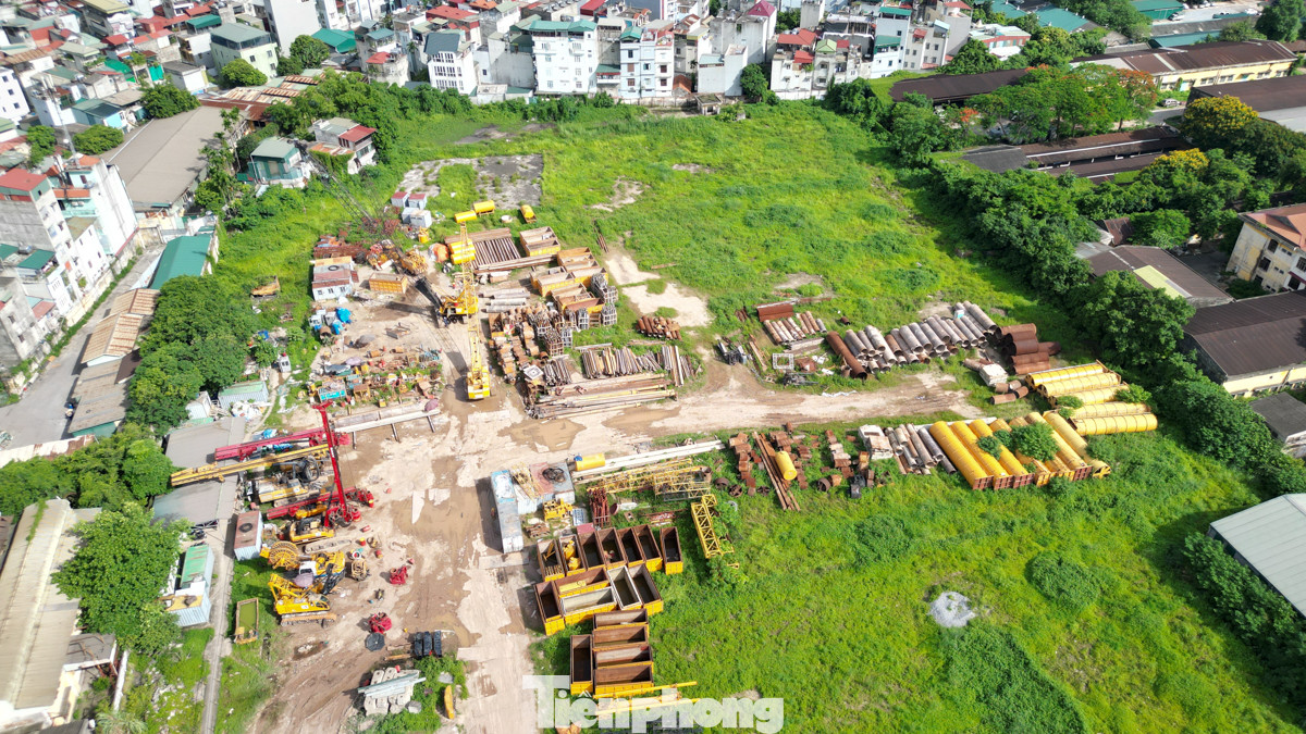 Hiện khu đất đang được dùng để vật liệu xây dựng, máy móc... Phía bên ngoài, hiện đang được quây rào.