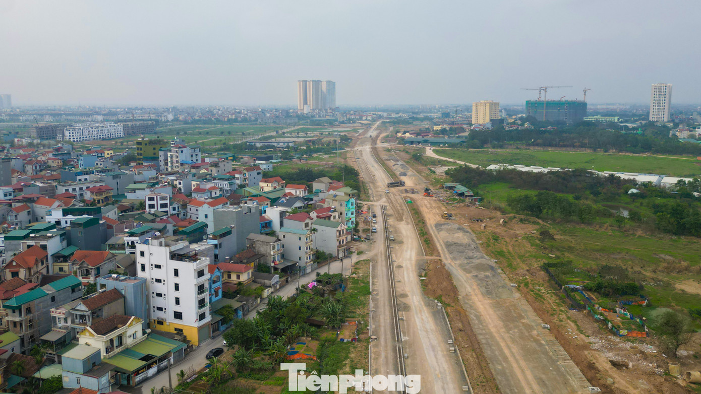 Đoạn từ đường tỉnh lộ 422b đến Quốc lộ 32 đang thi công dở dang, các hạng mục mặt đường, vỉa hè đang được thi công trở lại.