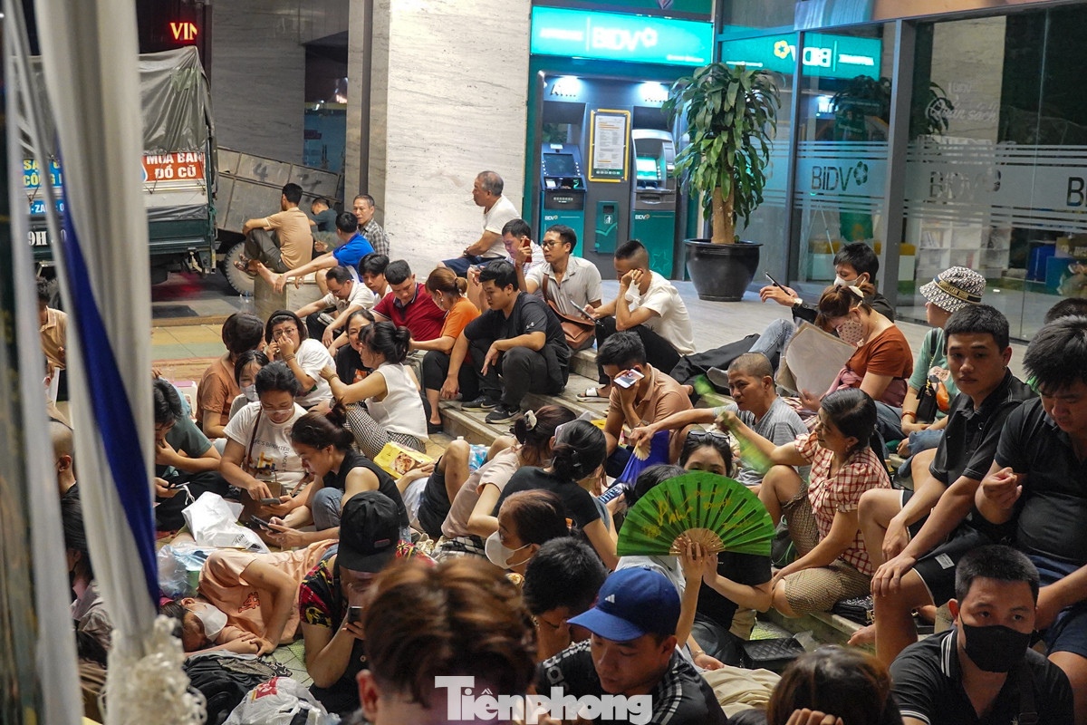 Mọi người mang theo chăn chiếu, ghế nhựa, nước ống và ngồi cố định đề phòng mất chỗ.