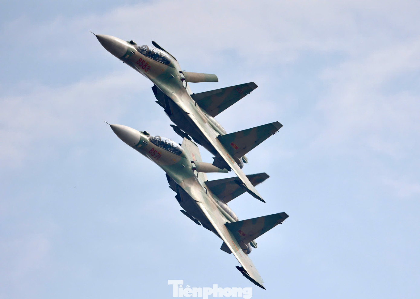 Su-30MK2 nhào lộn trên bầu trời.