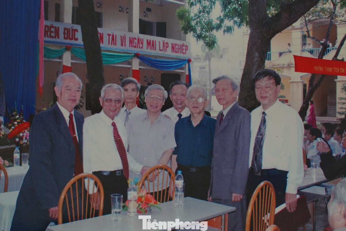 Tổng Bí thư Nguyễn Phú Trọng gặp lại các bạn học cũ.