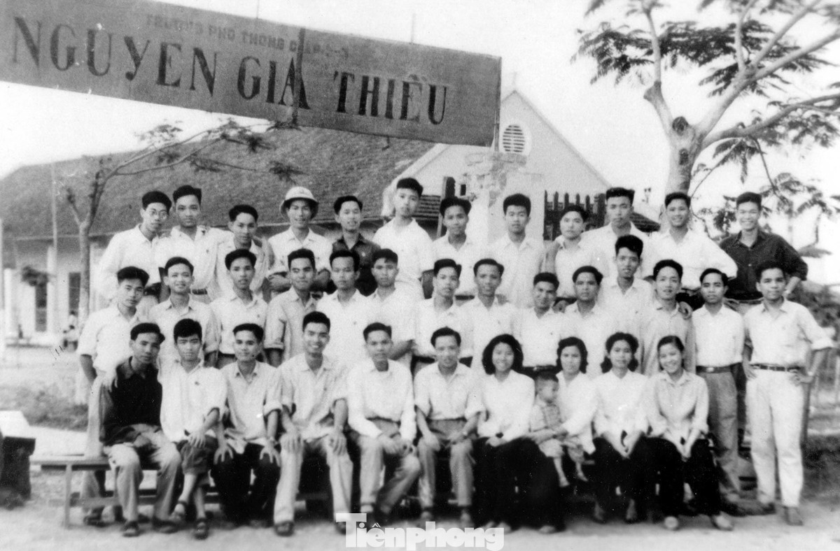 Tập thể học sinh trường THPT Nguyễn Gia Thiều, niên khóa 1957-1963. (Ảnh: Tư liệu trường THPT Nguyễn Gia Thiều).