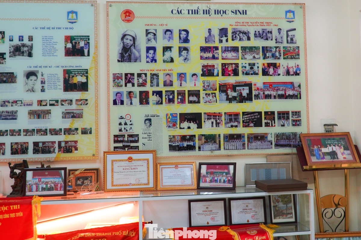 Hiện phòng truyền thống trường THPT Nguyễn Gia Thiều lưu giữ nhiều hình ảnh, tư liệu về các thế hệ học sinh, trong đó có Tổng Bí thư Nguyễn Phú Trọng.